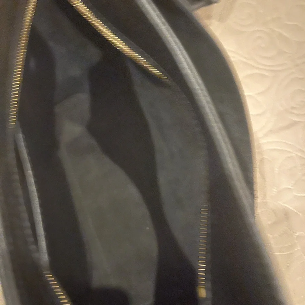 Fount Kinsley with crossbody strap and dust bag.  Excellent condition, Gorgeous. - Picture 2 of 5